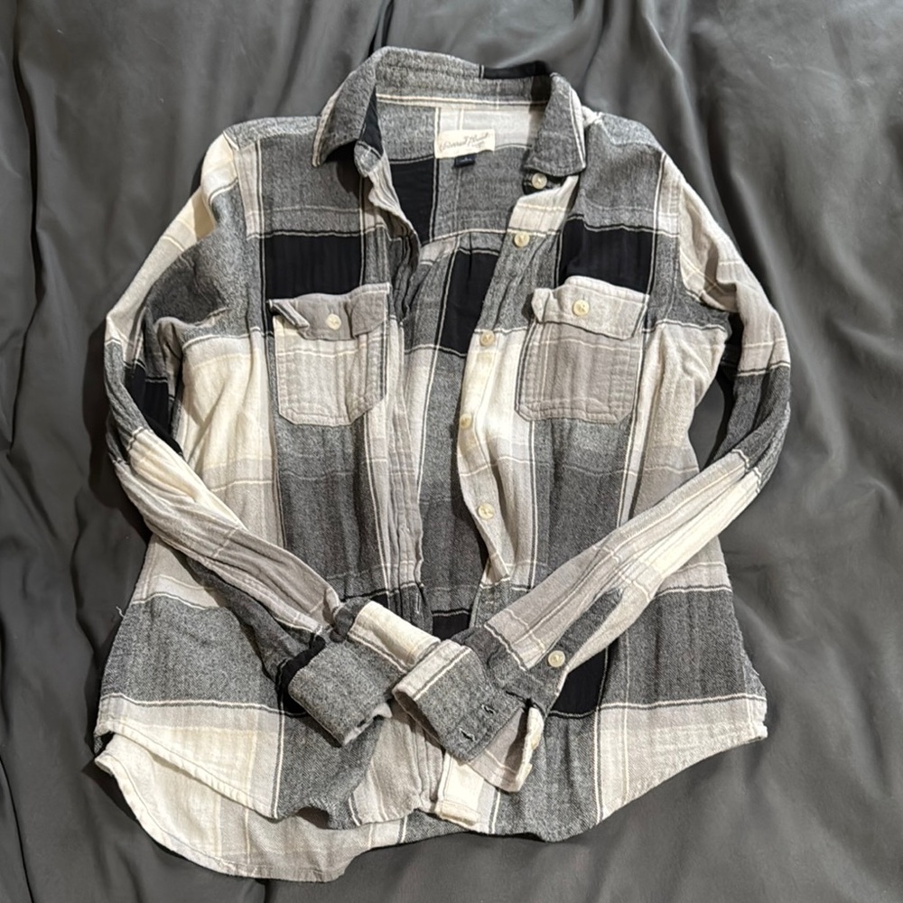 Universal Thread Women's Plaid Button Down Shirt - Black and Gray